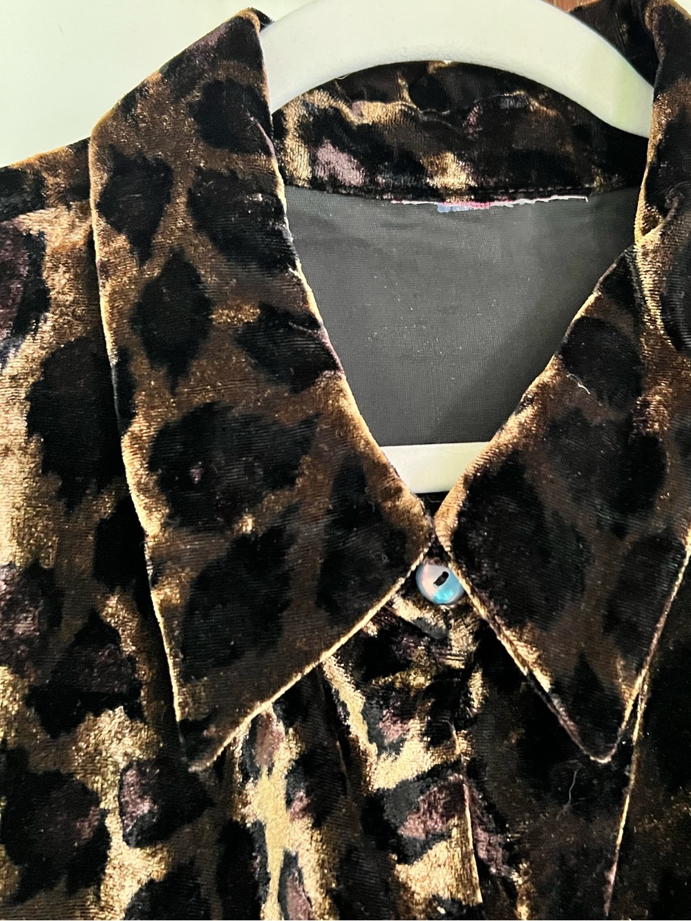 Leopard Velvet rayon Button-Up shirt with shell buttons - fits xl no tags